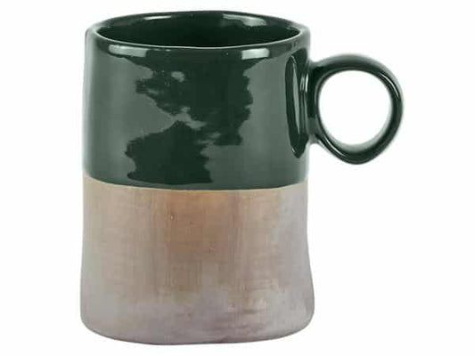 Groene mok met aardewerk