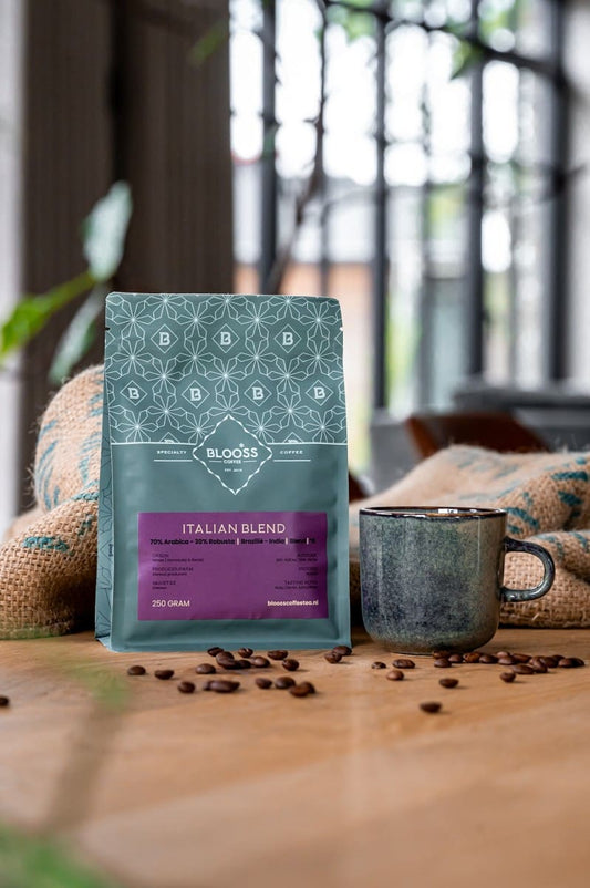 Italian blend koffiebonen met koffiekopje